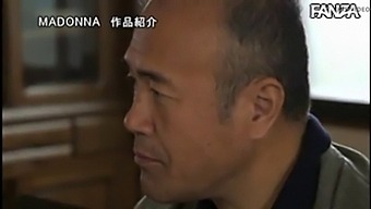 Japonska Žena Ima Skrivno Afero S Svojim Očimom