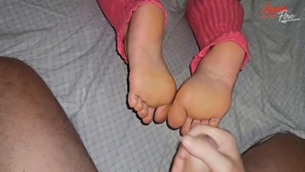 Ik Gaf Mijn Stiefbroer Een Footjob En Hij Ejaculeerde Op Mijn Voeten