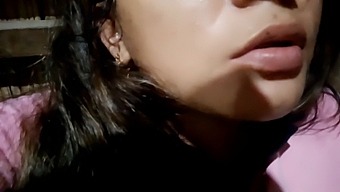 Nat En Klaar: Een Vrouw Wacht Gretig Op Anale En Vaginale Penetratie Met Een Harde Lul