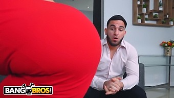Carmela Clutch, Uma Milf Peituda, Se Envolve Em Um Ménage À Trois Com Camila Cruz E Seu Namorado.