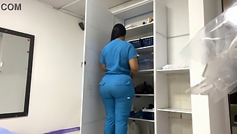 Una Bellissima Donna Grassa Anestetizzata E Registrata In Uno Studio Medico